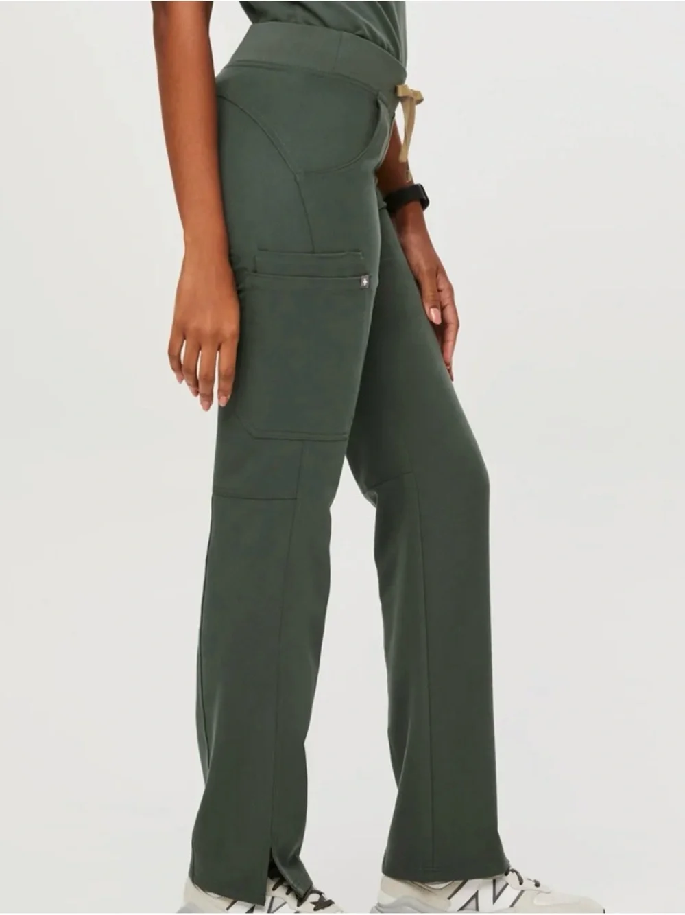 Figs Women’s Kade Cargo Scrub Pant in Moss Green XS-TALL - Picture 2 of 6
